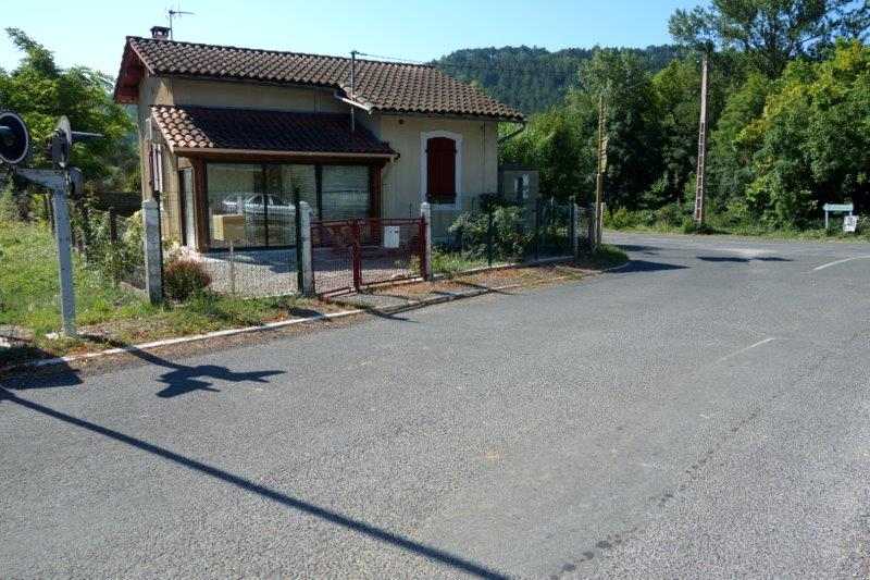 Agrandir l'image maisonnette de garde-barrière PN 36 entre la gare de Couiza-Montazels et la gare d'Espéraza