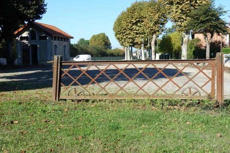 Agrandir l'image Barrière sur l'emprise de la gare de Buzet-sur-Tarn