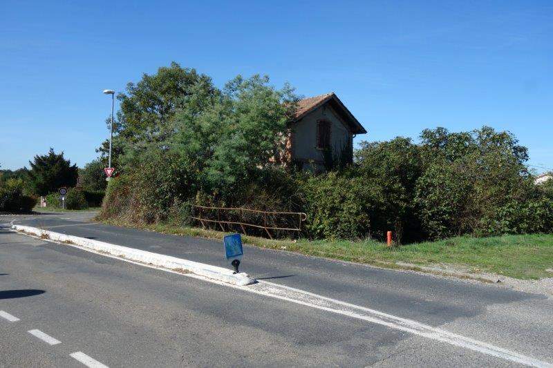 Agrandir l'image Maisonnette du PN 35 près de la gare de Bessières