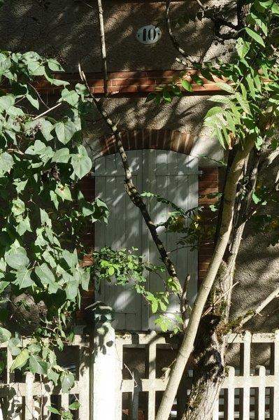 Agrandir l'image maisonnette de garde-barrière du PN 10 entre la halte d'Orgueil et la gare de Labastide-Saint-Pierre