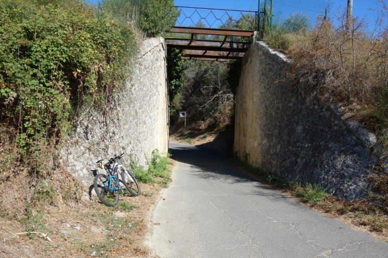 Agrandir l'image De la halte de Nizas-Bourg à la gare de Caux