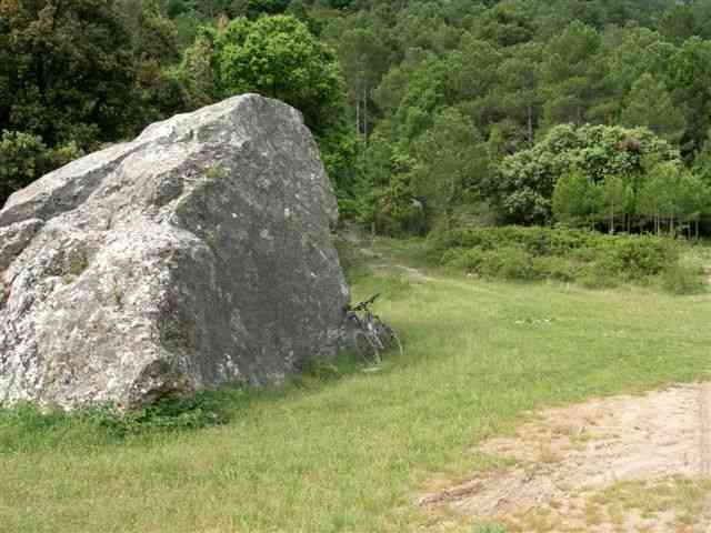 Agrandir l'image Rocher au départ du chemin vers le coll de Botana