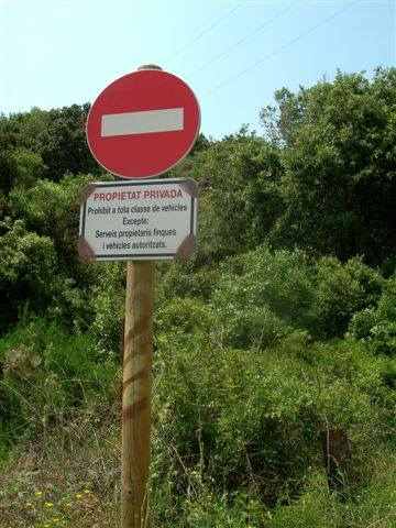 Agrandir l'image Sens interdit en direction du Collet dels Feixos