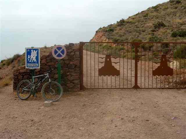 Agrandir l'image Portail sur la Piste du Collado de la Vela Blanca