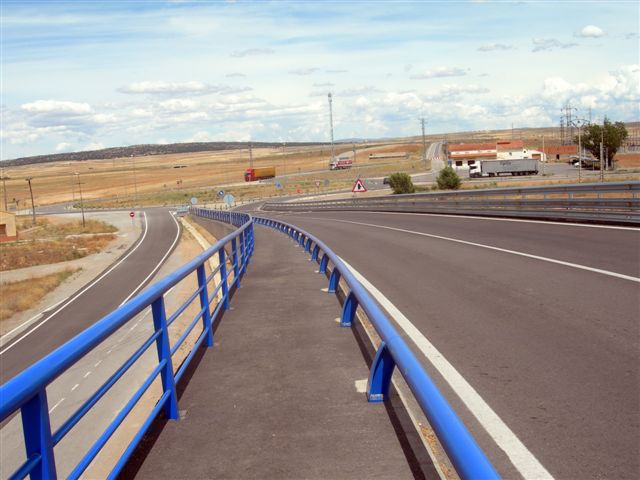 Agrandir l'image Pont entre la Piste Verte Ojos Negros et le Puerto de Cella