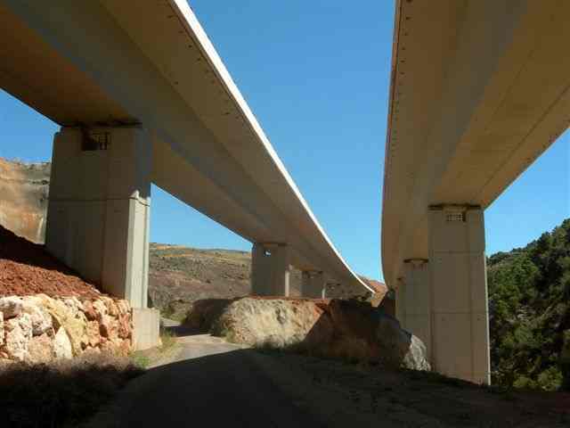 Agrandir l'image La Via Verde Ojos Negros sous un viaduc de l'autovia