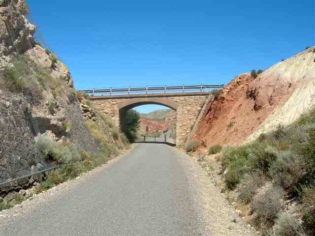 Agrandir l'image La Via Verde Ojos Negros sous un pont