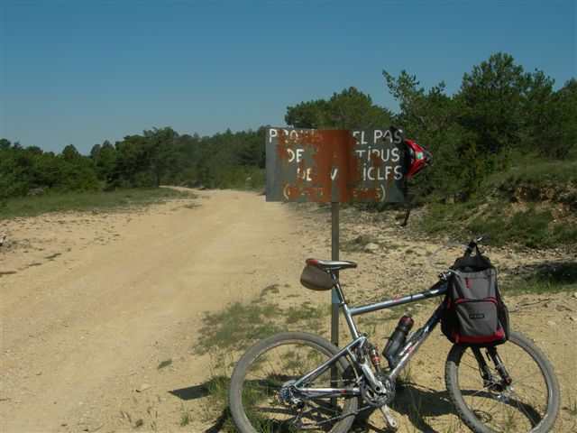 Agrandir l'image Interdictions rouillées sur le chemin vers Els Colls