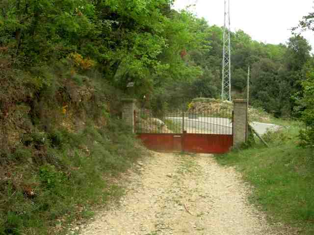 Agrandir l'image Portail fermé à l'arrivée à la route de la Vall del Bac